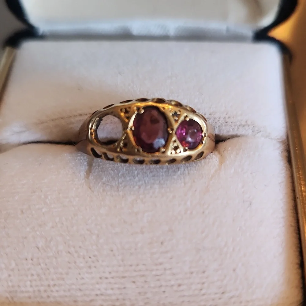 Elegant Gold and Purple Gemstone 18k Ring (Missing A Stone)